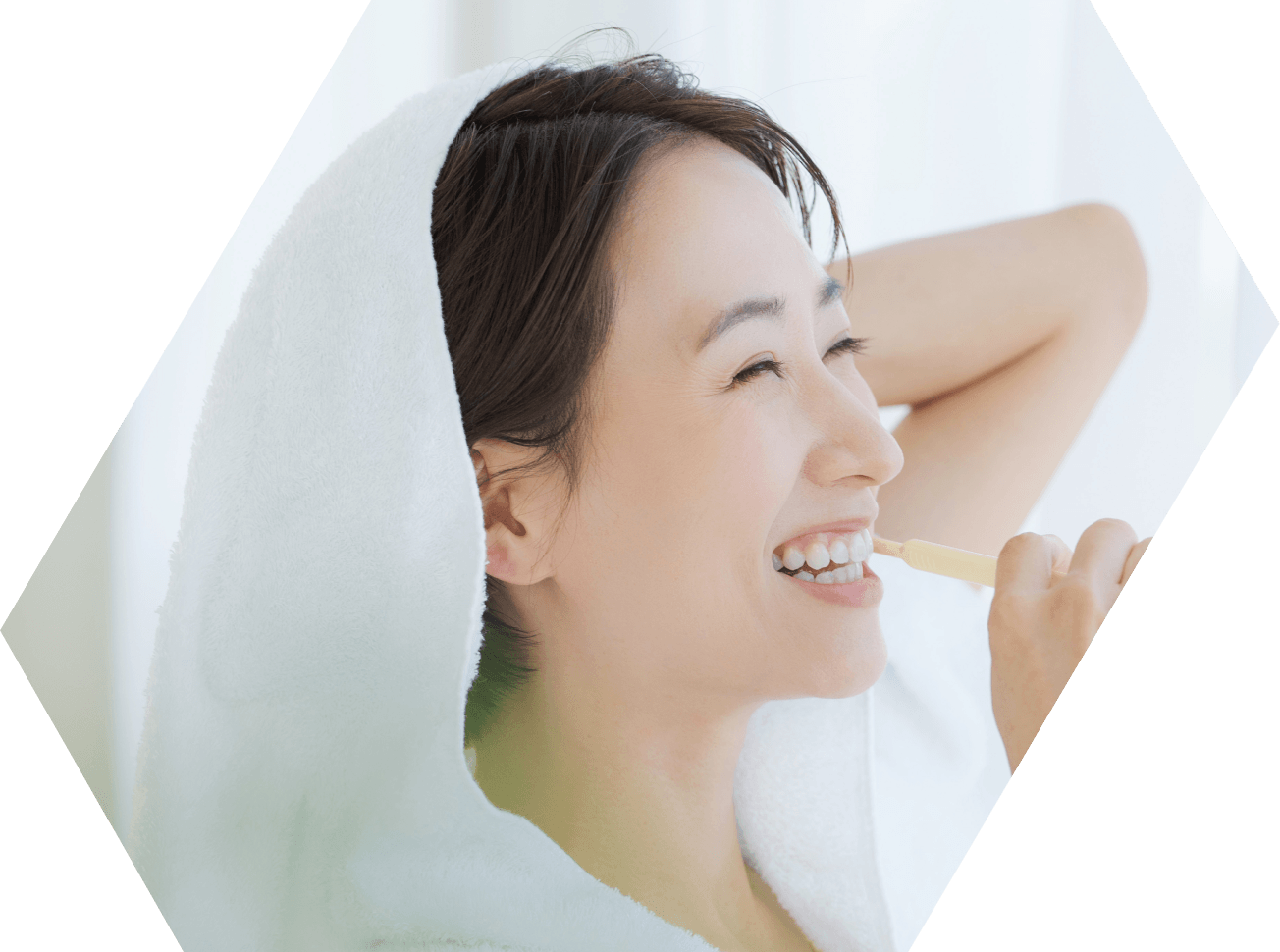 歯みがきをする女性