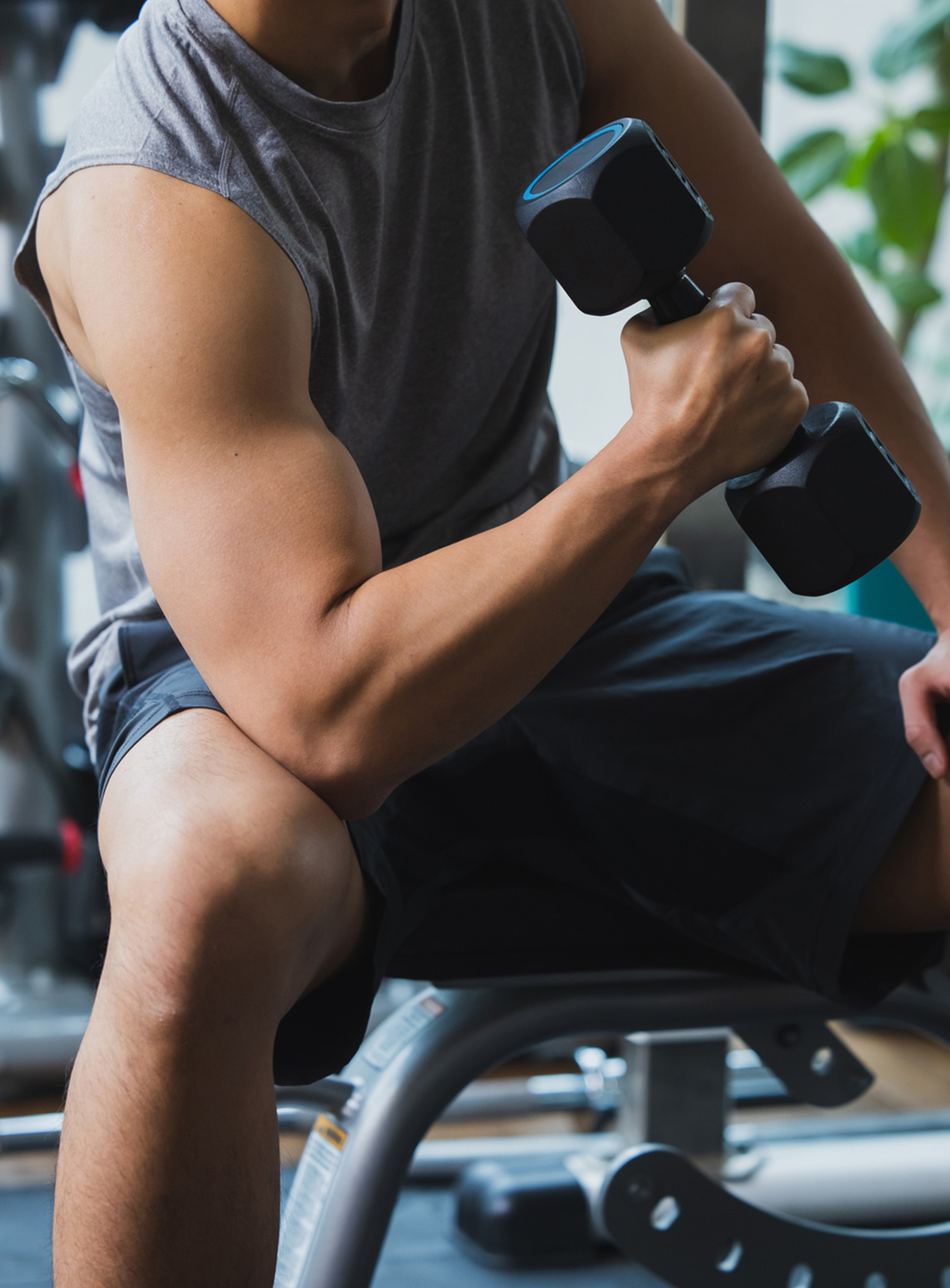 女性とプロテインパウダー