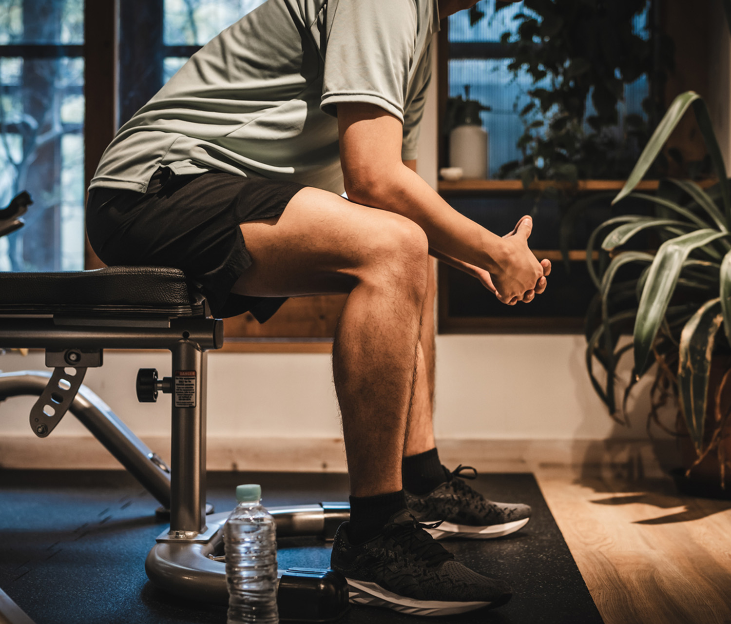 休憩している女性