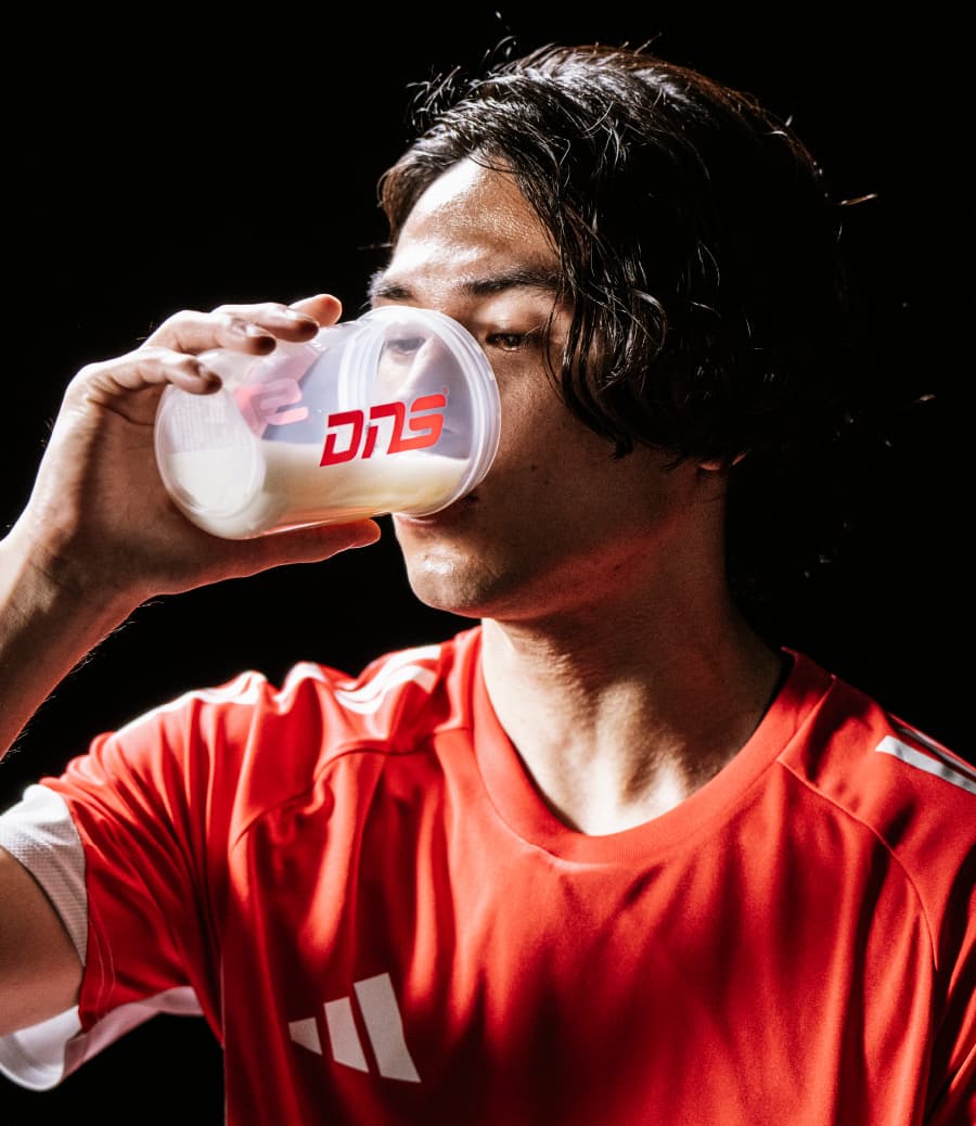 プロテインを飲んでいる男性