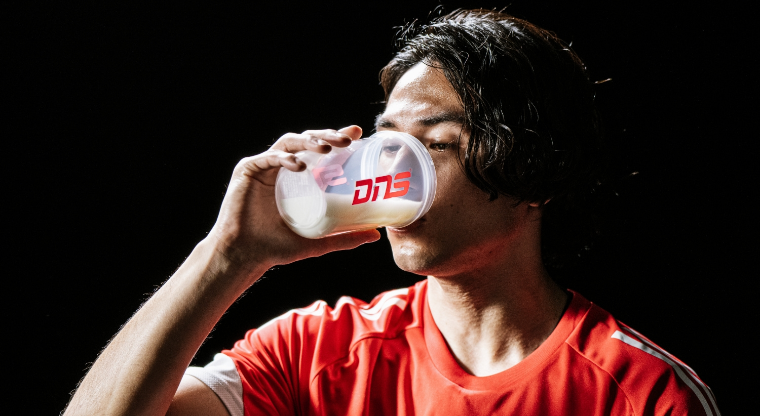 プロテインを飲む南野選手