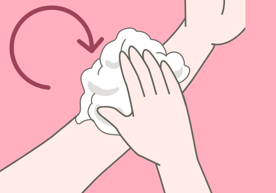 手のひらを使って、汚れを泡になじませるように洗う